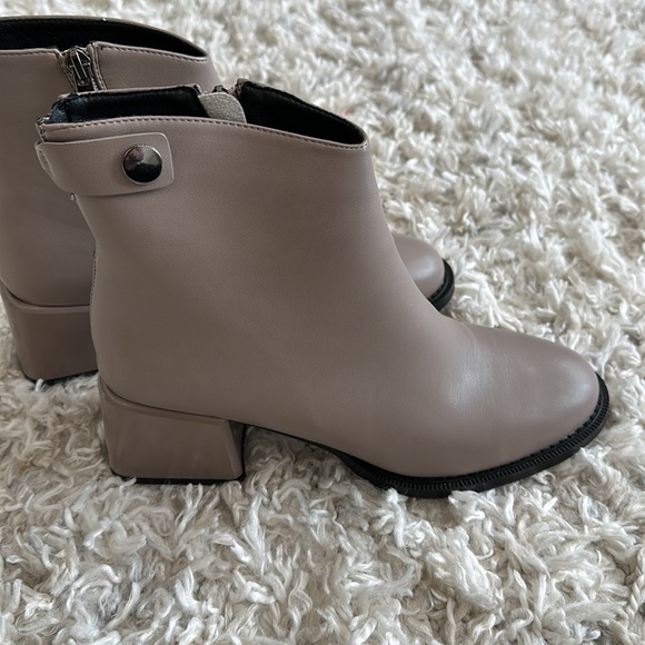 NWOT Leather European Booties - Picture 6 of 7